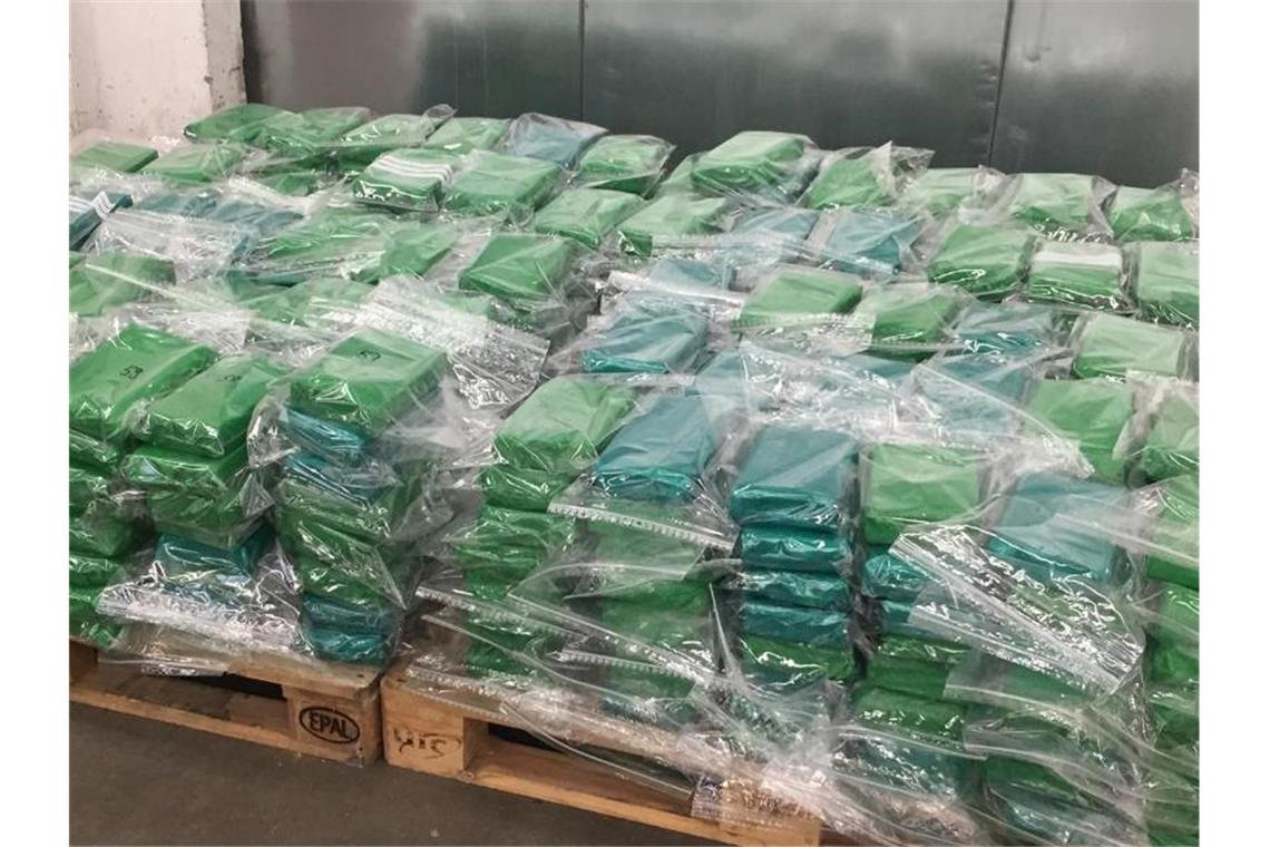 187 Kilogramm beschlagnahmtes Kokain werden in München der Öffentlichkeit präsentiert. Foto: -/LKA Bayern/dpa