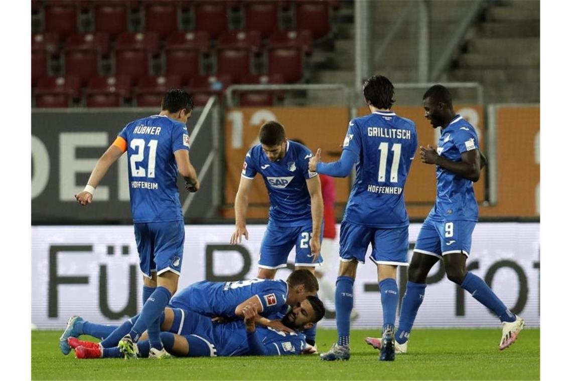 1899 Hoffenheim nahm souverän drei Punkte vom Gastspiel in Augsburg mit nach Hause. Foto: Michael Probst/AP/POOL/dpa