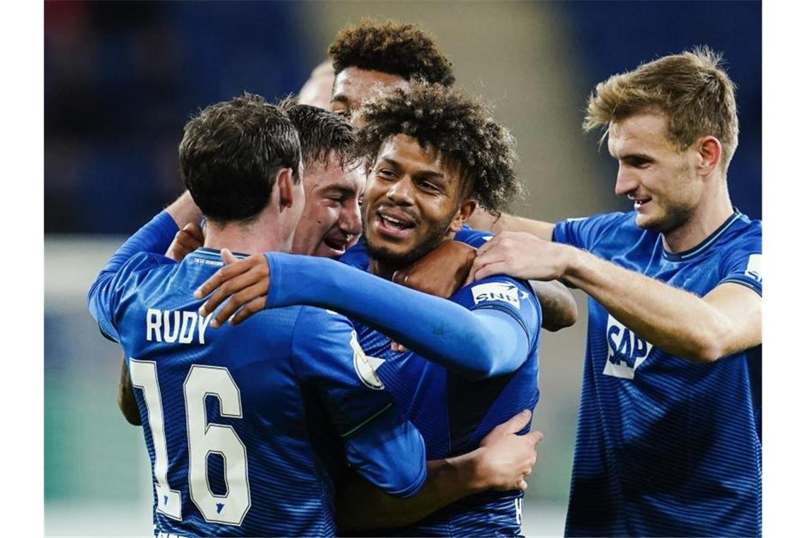 Dortmund und Leipzig weiter - Freiburg rettet sich 1899 Hoffenheim setzte sich letztlich problemlos gegen Zweitligist Kiel durch. Foto: Uwe Anspach/dpa