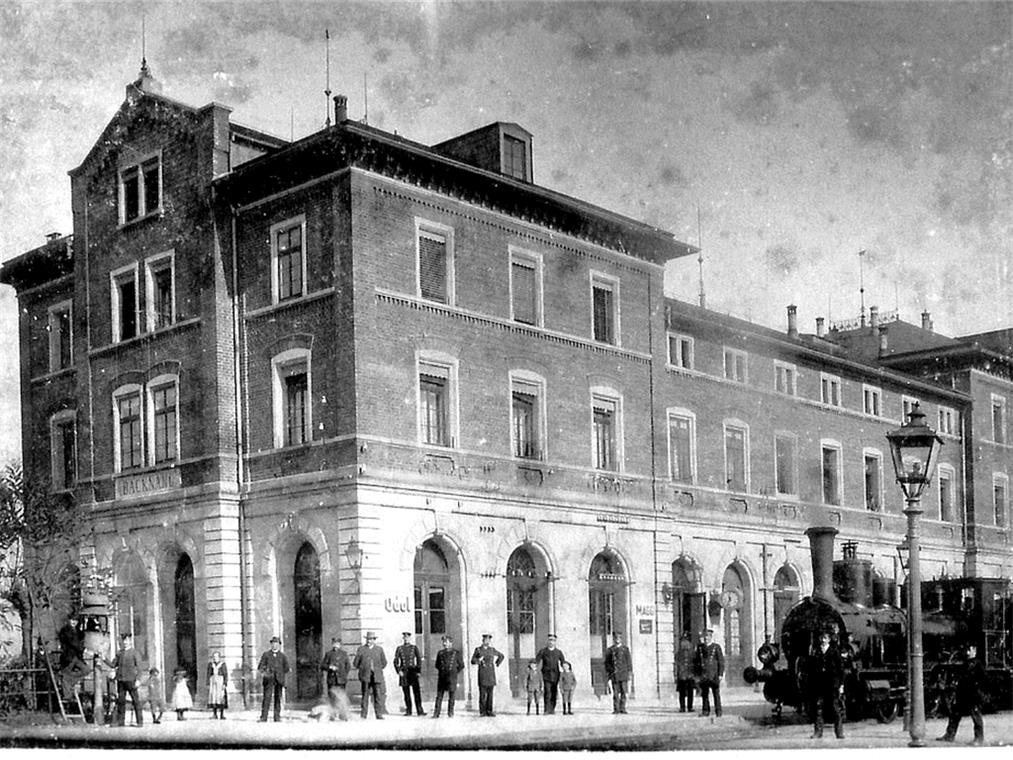 1905 noch rege im Betrieb (Bild links), ist der alte Bahnhof in den 70er-Jahren zur Baustelle geworden (Bild rechts).Fotos: Stadtarchiv Backnang