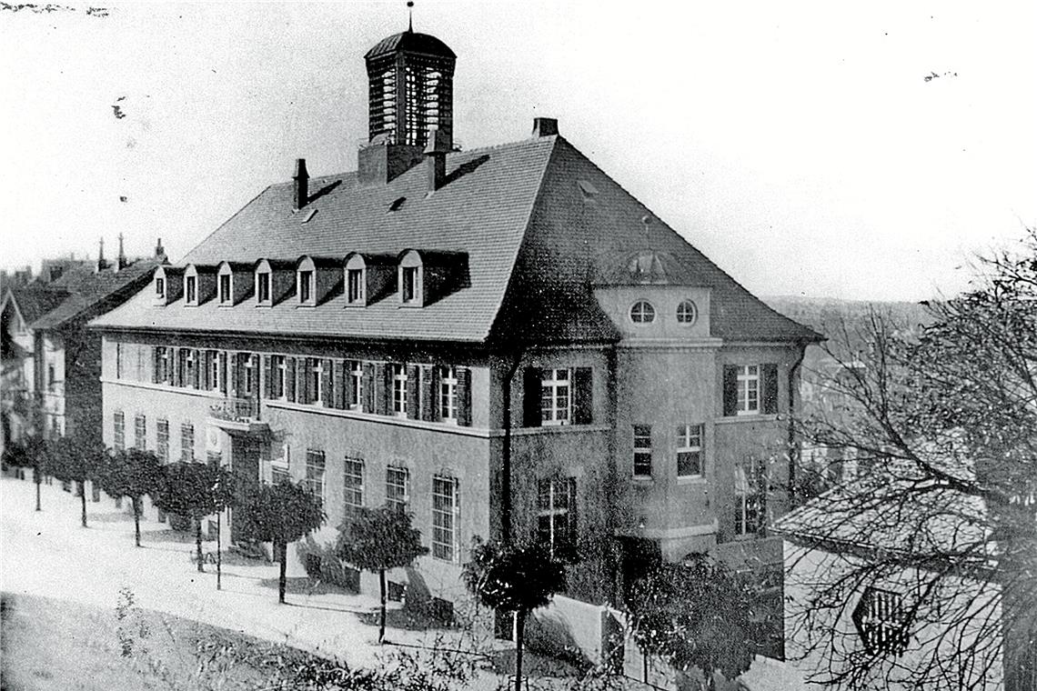 1921 zog das Postamt in das neu erstellte Gebäude in der Bahnhofstraße 8 ein. Die Aufnahme stammt aus den 1920er-Jahren.