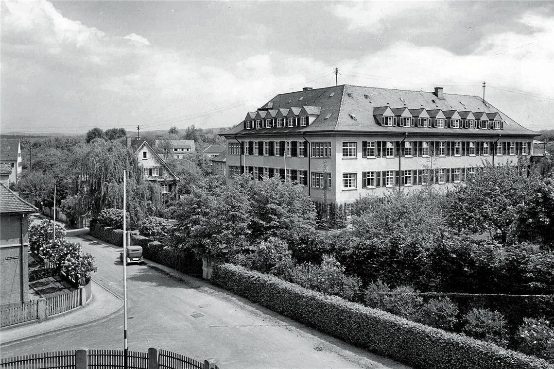 Karl Krische wurde der erste Chefarzt in Backnang 1924 wurde das neue Bezirkskrankenhaus eingeweiht. Später wurde daraus das Kreiskrankenhaus Backnang. Das Foto stammt vom Ende der 1920er-Jahre. Repros: P. Wolf