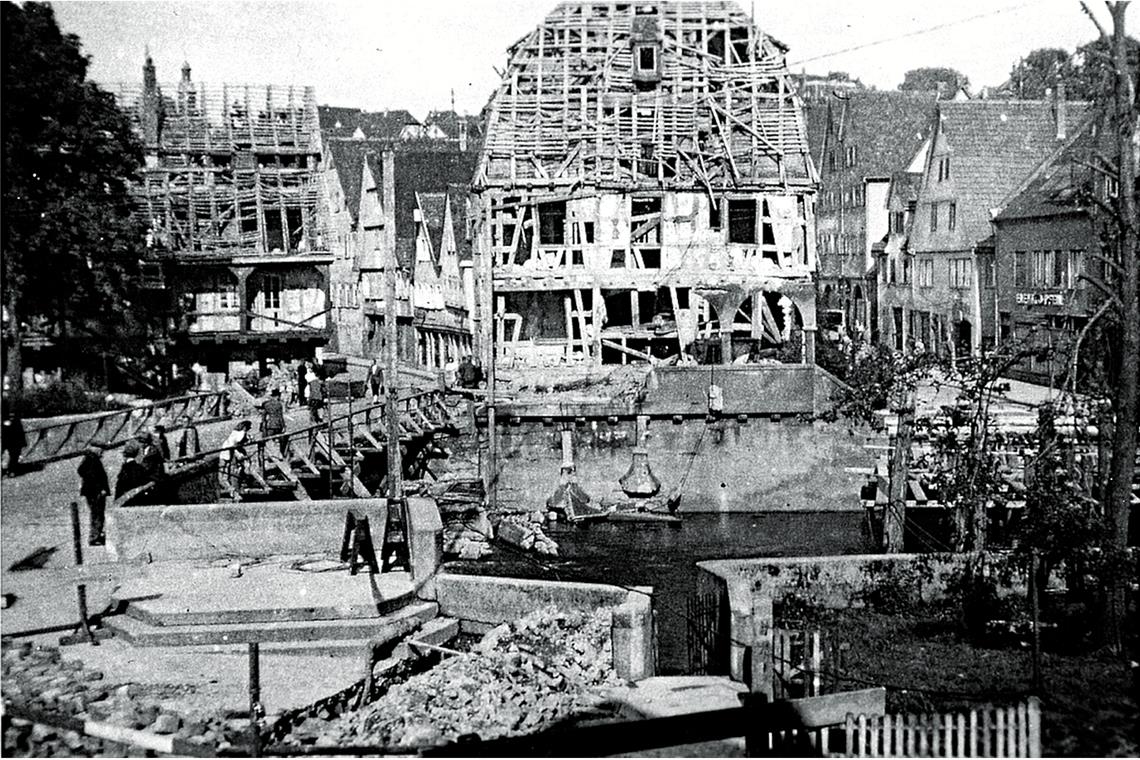 Brücke erst aus Holz, dann aus Stein und aus Beton 1945 sprengten deutsche Soldaten die Aspacher Brücke. Dabei wurde die Krone stark beschädigt. Eine Behelfsbrücke überspannte die Murr.
