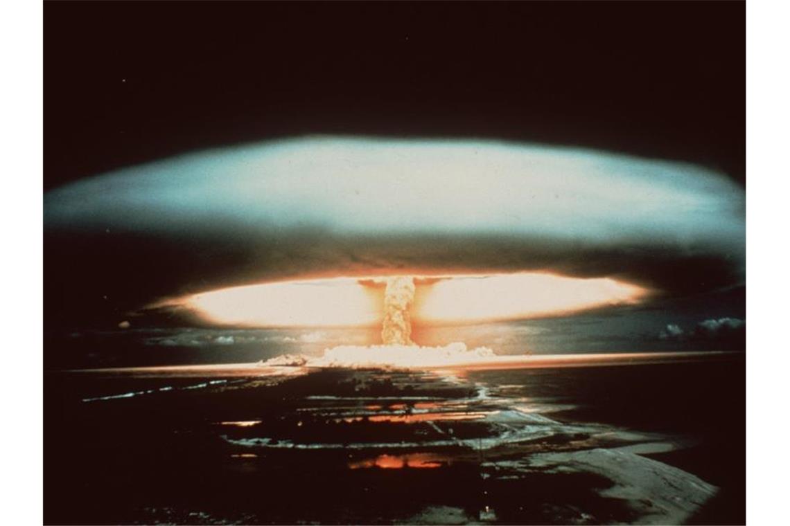 1970: Nach der Explosion einer französischen Atombombe schwebt ein riesiger Atompilz über dem Mururoa-Atoll. Foto: -/dpa