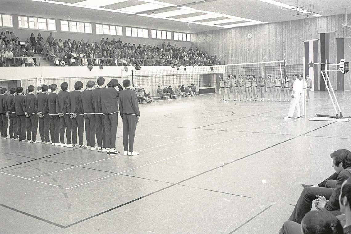 1972 präsentierten sich die deutsche (im Hintergrund) und die jugoslawische Nationalmannschaft den Volleyballfans. Das Testspiel in der damals neuen Backnanger Sporthalle auf der Maubacher Höhe, die mittlerweile Karl-Euerle-Halle heißt, diente dem Team aus der Bundesrepublik als Vorbereitung auf die Olympischen Spiele im Sommer desselben Jahres in München. Fotos: K. Koehler