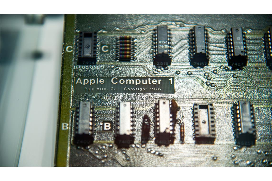 1976: Der Apple I wurde noch ohne ein Gehäuse oder eine Tastatur ausgeliefert.