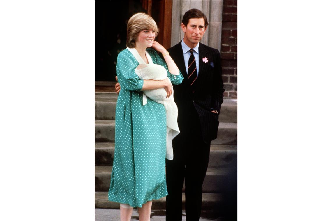 1982: Am Tag nach der Geburt verläßt Prinzessin Diana mit ihrem Erstgeborenen, Prinz William, auf dem Arm und Ehemann Prinz Charles an ihrer Seite das St.Mary's Hospital in London.