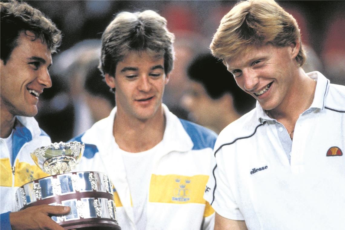 Duelle mit Ex-Weltklassespielern 1985 in München: Anders Järryd als Ersatzspieler (Mitte) und Mats Wilander (links) gewinnen mit Schweden das Davis-Cup-Finale, die Deutschen um Boris Becker unterliegen. Foto: Imago