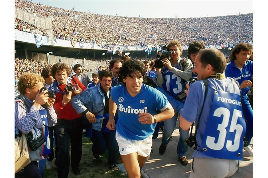1987 und 1990 führt Maradona den SSC Neapel zu den bis heute einzigen Meisterschaften der Vereinsgeschichte. Foto: Alfredo Capozzi/DCM/dpa