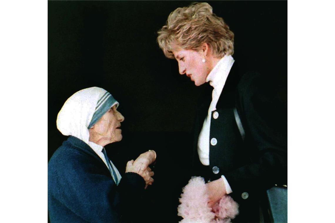 1992: Mutter Teresa und Prinzessin Diana reichen sich bei einer Zusammenkunft in Rom die Hände