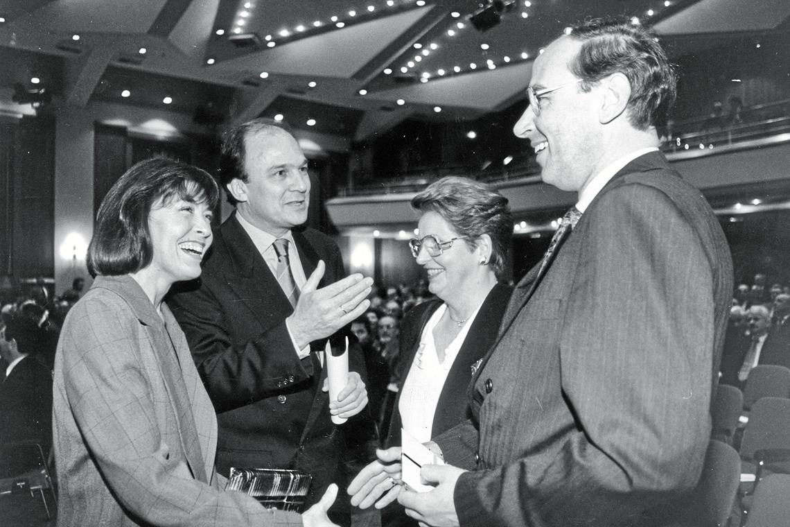 1994 im Bürgerhaus: Backnangs scheidender Oberbürgermeister Hannes Rieckhoff und First Lady Thekla Carola Wied (links) reichen den Staffelstab an Jürgen und Elfriede Schmidt weiter.