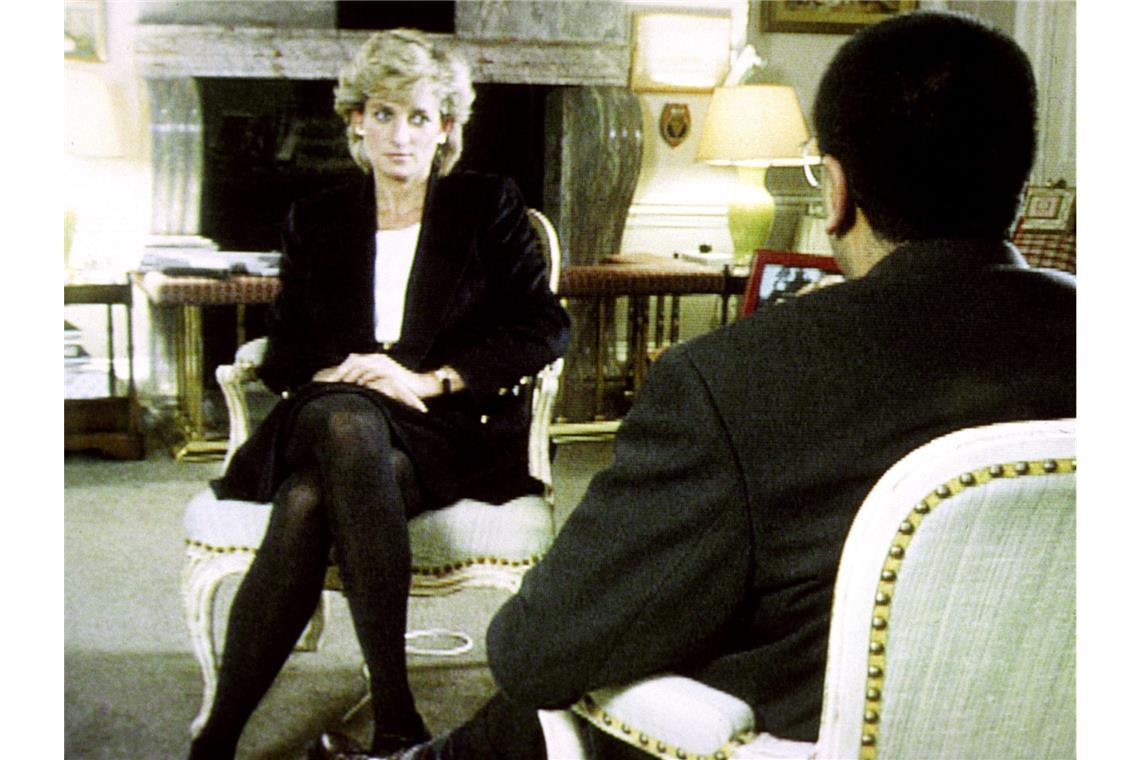 1995: Diana spricht in einem BBC-Interview ungewöhnlich offen über ihre Ehe mit Charles, seine Beziehung zu Camilla, ihre Bulimie, psychische Belastungen und den Druck im Königshaus sowie ihre eigene Affäre mit dem Offizier James Hewitt. Berühmt wurde vor allem ihr Satz: "Es waren drei von uns in dieser Ehe" - gemeint waren Charles, Camilla und sie selbst. Das Gespräch galt als TV-Sensation und trug dazu bei, dass die Ehe von Diana und Charles endgültig nicht mehr zu retten war. Nach der Ausstrahlung riet Elisabeth II., die damalige Königin und Charles' Mutter, den beiden zur Scheidung, welche 1996 folgte. Später wurde das Interview jedoch auch massiv kristiert: Journalist Martin Bashir hatte sich den Zugang zu Diana mithilfe gefälschter Dokumente und Täuschung verschafft.