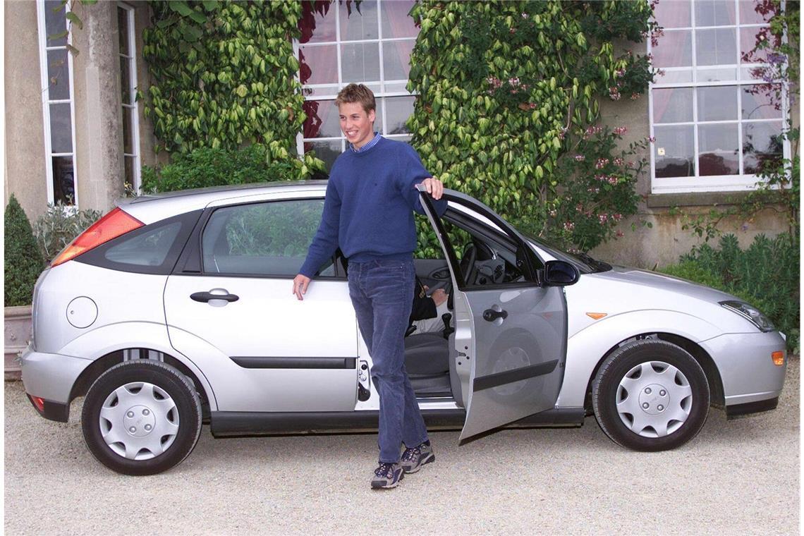 1999: Auch ein Prinz braucht Fahrstunden. Der 17-jährige William steigt aus einem Ford Focus aus, in dem er zuvor mit einem Fahrlehrer das Fahren geübt hatte.