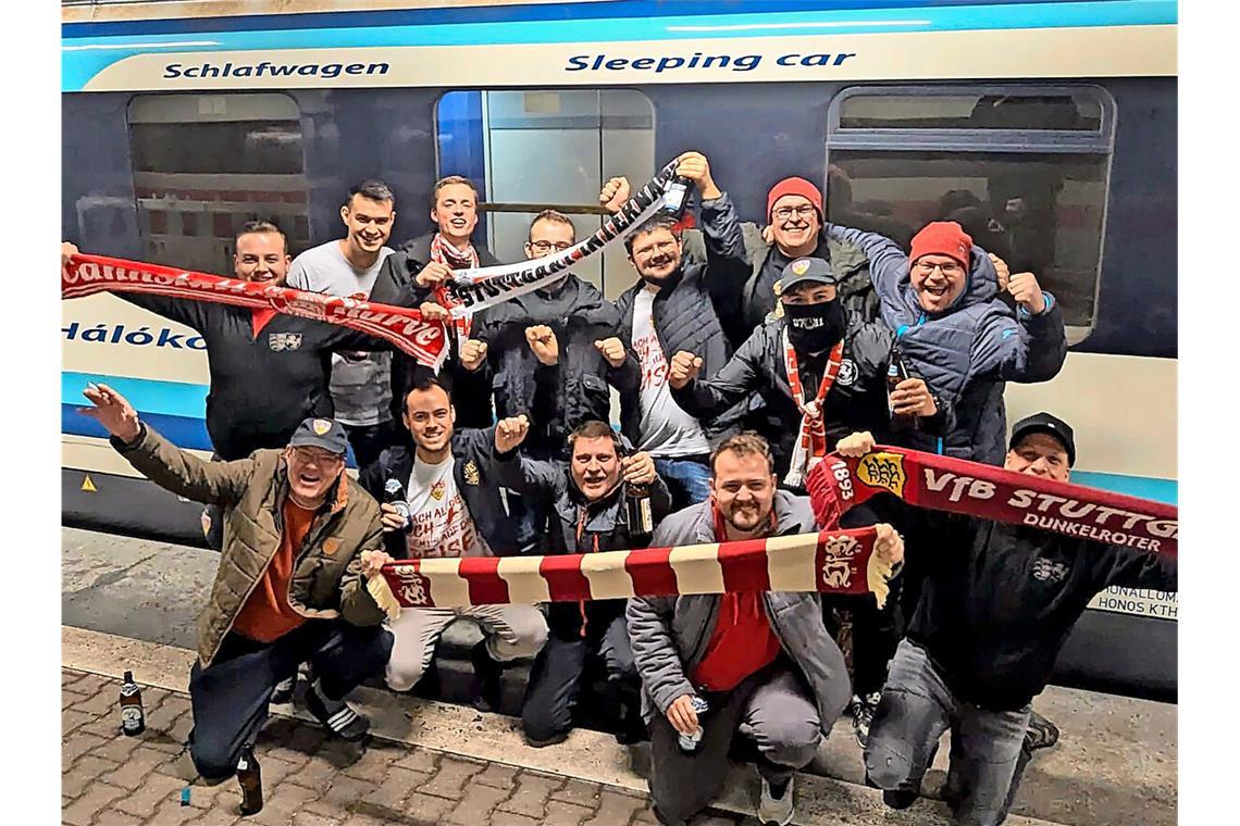 Im Nachtzug Richtung Champions League 20-minütiger Zwischenstopp in Augsburg inklusive Gruppenfoto – die Stimmung beim VfB-Fanclub OFC 18Filstal93 ist top.