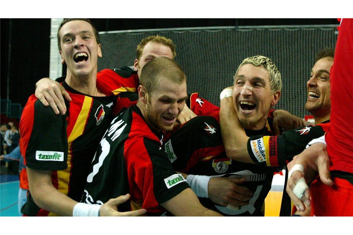 2003 durften die DHB-Spieler um Stefan Kretzschmar (r) den Halbfinalsieg gegen Frankreich bejubeln. (Archivbild)
