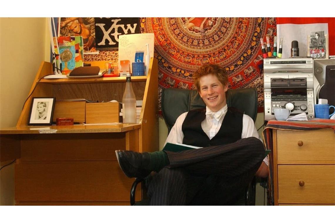 2003: Prinz Harry sitzt in seinem Studierzimmer am Eton College. Harry galt in seiner Jugend nach zahlreichen Eskapaden und Untaten als das Sorgenkind der Königsfamilie.