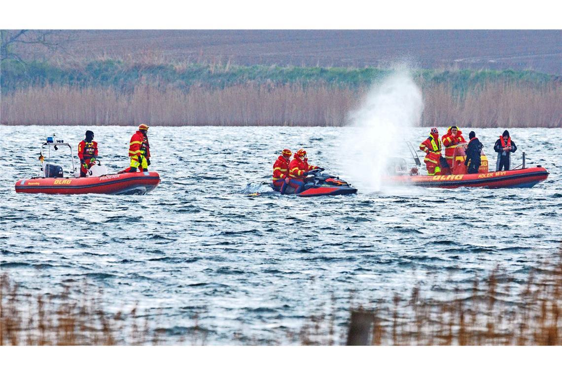 20.04.2026, Mecklenburg-Vorpommern, Kirchdorf (poel): Helfer in Schlauchbooten begleitet den Wal, um die Richtung zum offenen Meer zu zeigen.