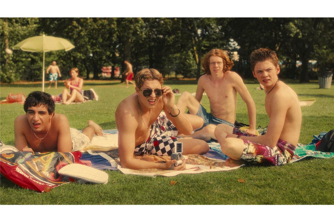 Plötzlich ist man ein trauriger Erwachsener 2006 im Freibad (von li.): Peppi mit seinen Kumpels Gollum, PD und Alba.