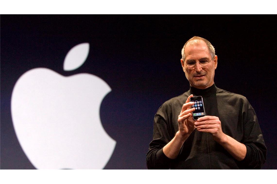 2007: Steve Jobs stellt am 29. Januar das erste iPhone in San Francisco vor.