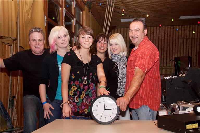 2009 hat der SC Fornsbach erstmals eine Party zur Zeitumstellung gefeiert. Auf dem Bild zu sehen: Die DJs Peter Häbich (links) und Hans-Dieter Welz (rechts) zusammen mit Denise Erfle, Lisa Schmölzer, Inge Ehrich und Isabell Welz. Archivfoto: Jörg Fiedler
