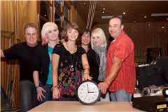 2009 hat der SC Fornsbach erstmals eine Party zur Zeitumstellung gefeiert. Auf dem Bild zu sehen: Die DJs Peter Häbich (links) und Hans-Dieter Welz (rechts) zusammen mit Denise Erfle, Lisa Schmölzer, Inge Ehrich und Isabell Welz. Archivfoto: Jörg Fiedler