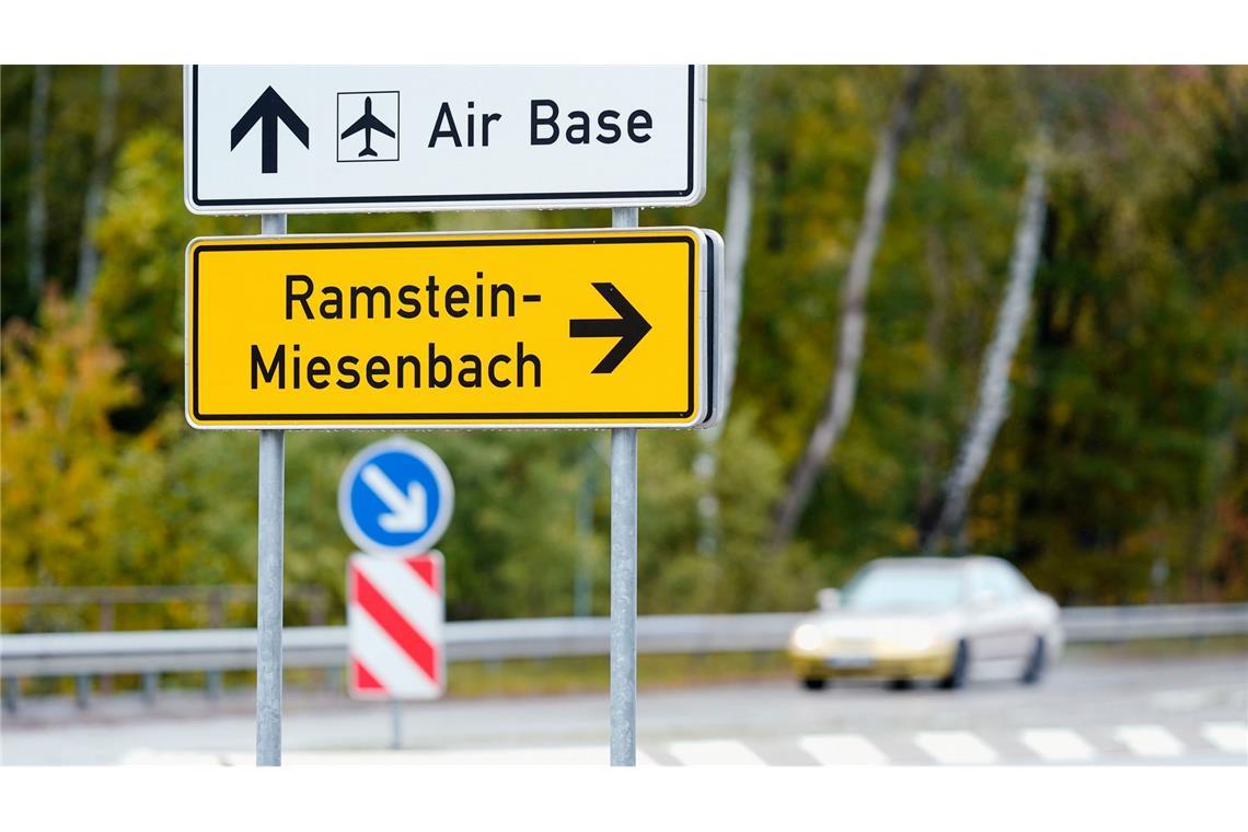 Verfassungsgericht urteilt zu Drohneneinsatz via Ramstein 2010 informierten die amerikanischen Streitkräfte, dass auf dem Gelände der Air Base Ramstein eine Satelliten-Relais-Station zur Steuerung auch waffenfähiger Drohnen im Ausland gebaut werde. (Archivbild)