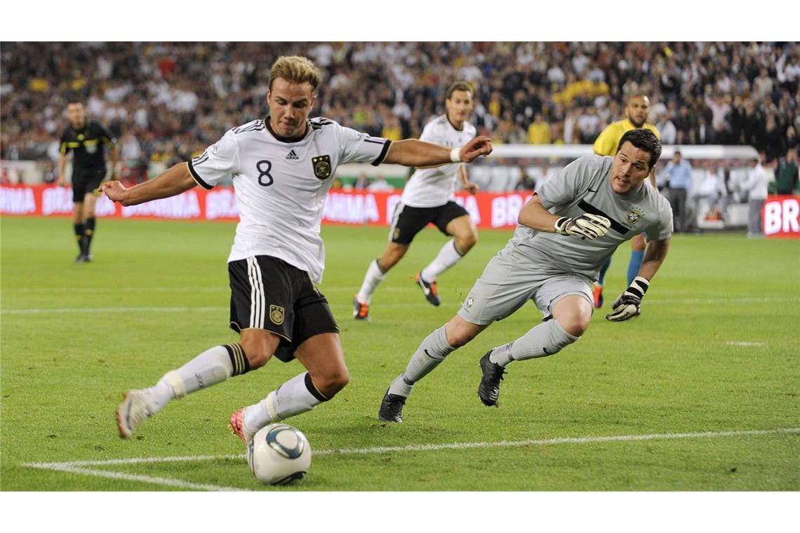 Das DFB-Team in Stuttgart – zehn Highlights der Fußball-Geschichte 2011 hat die deutsche Elf Brasilien zu Gast. Mit seinem ersten Länderspieltor hat ein aufstrebender Mario Götze einen entscheidenden Anteil am 3:2-Sieg der DFB-Elf. Zum Ende des Spiels wird er durch den VfB-Stürmer Cacau ersetzt.