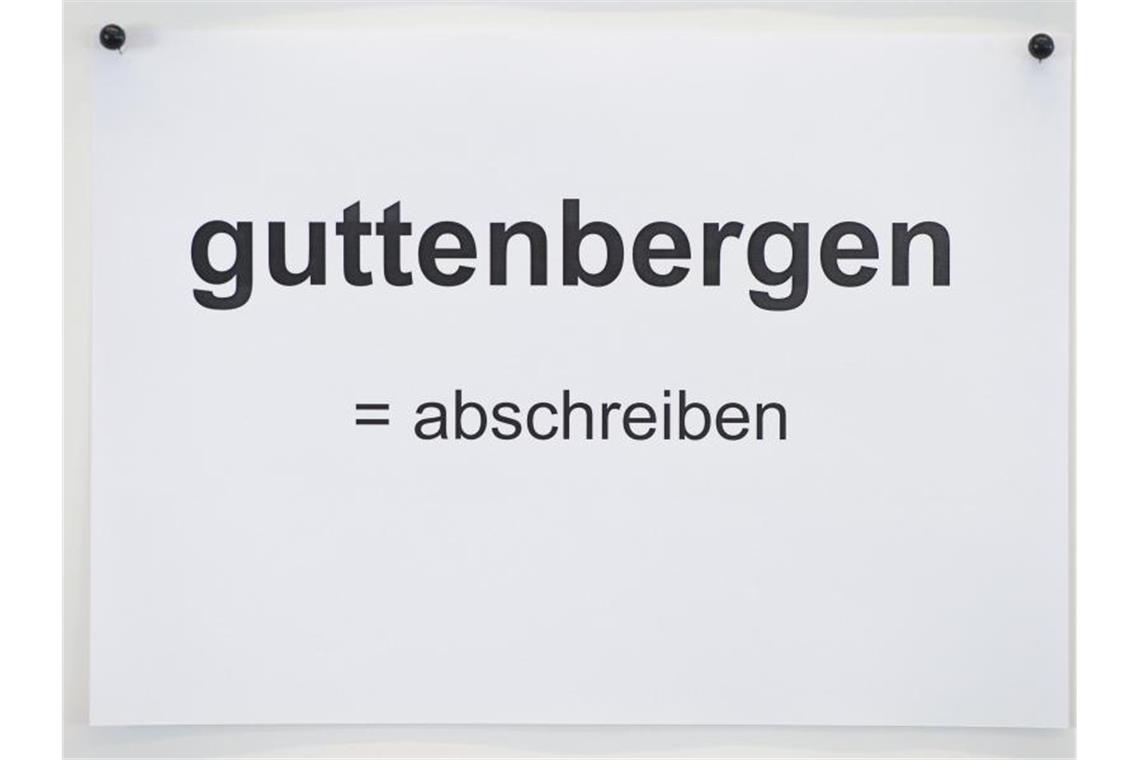 Ministerin Giffey peilt vorerst nicht den SPD-Vorsitz an 2011 war das: Ein Ausdruck mit der Klärung des Jugendbegriffs „guttenbergen“ an einer Pinnwand bei der Jugendmesse „YOU“. Foto: Tobias Kleinschmidt/dpa