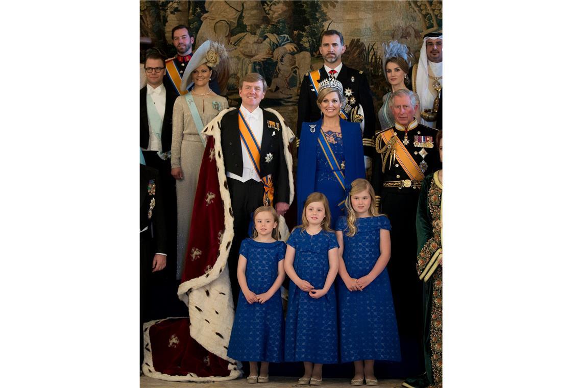 2013 ist ein einschneidendes Jahr für die Familie: Königin Beatrix dankt ab und überlässt ihrem Sohn den niederländischen Thron. Alexia (vorne, Mitte) und ihre Schwestern tragen, wie Mama Maxima, ein royales Blau. Die älteste Tochter der Royals, Amalia (vorne, rechts) wird damit zur Kronprinzessin und Alexia rückt auf Platz 2 der Thronfolge.