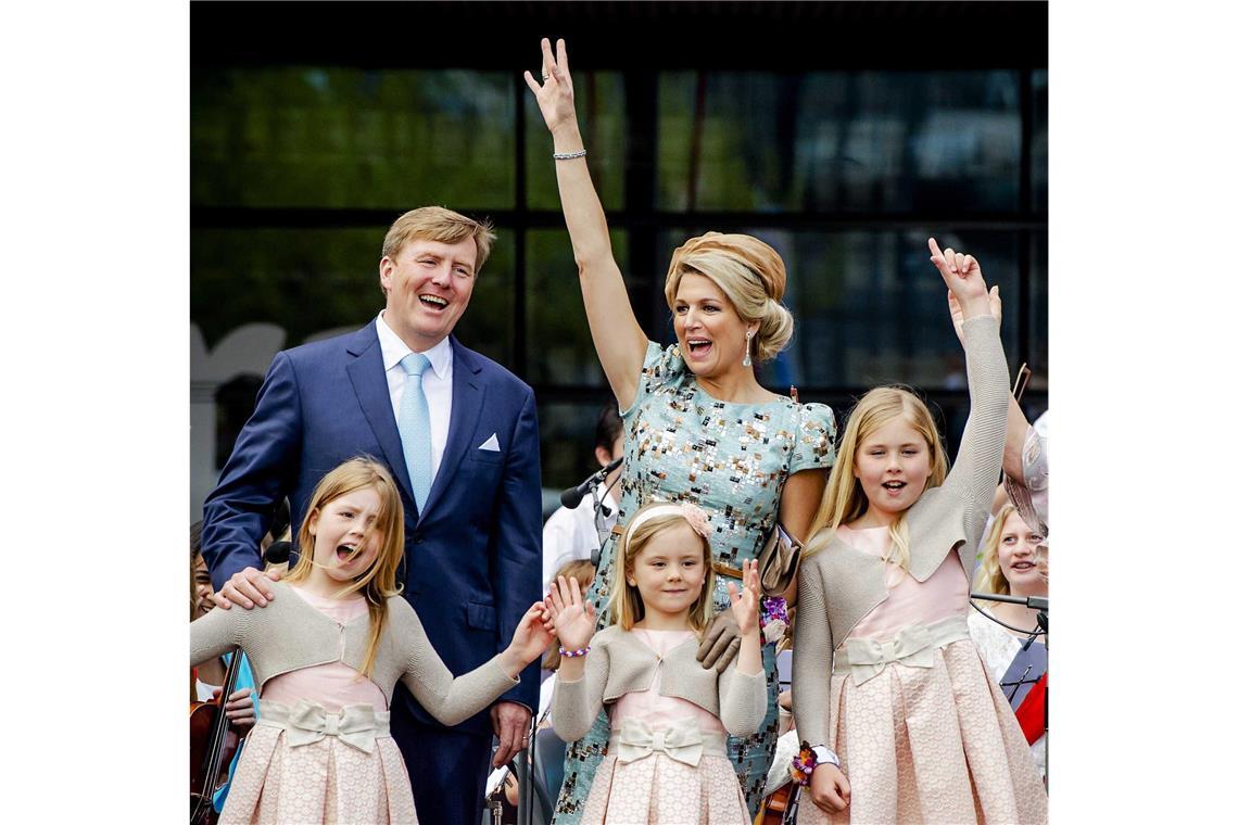 2014: Der niederländische König Willem-Alexander, Königin Maxima und ihre Töchter (r-l) Alexia, Ariane und Amalia während des Königstags in Amstelveen.