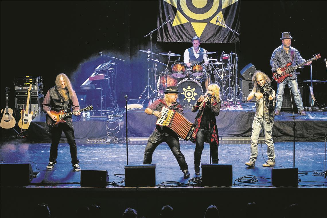20 bewegte Jahre Schwoba-Folkrock mit Wendrsonn 2014 rocken Micha Schad (von links), Markus Stricker, Biggi Binder, Klaus Marquardt, Heiko Peter (Schlagzeug) und Ove Bosch (hinten rechts) die Murrhardter Festhalle. Archivfoto: J. Fiedler