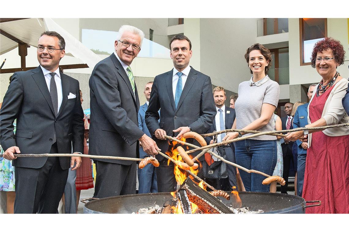 Kretschmanns letzte Party wird zum Schaulaufen für die Nachfolger in spe 2014 stellte Kretschmann mit Bundesratsminister Peter Friedrich (SPD, l-r), Finanz- und Wirtschaftsminister Nils Schmid (SPD) und seiner Frau Tülay sowie Gerlinde Kretschmann zur 50-Jahr-Feier der Stallwächterparty ein historisches Bild nach.