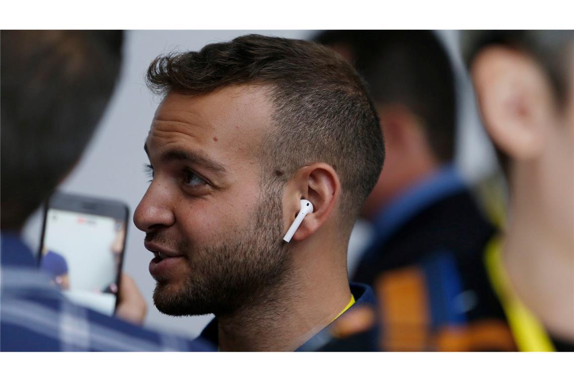 2016: Ähnlich wie bei den Kopfhörern für den iPod setzt Apple bei den kabellosen Airpods auf die Signalfarbe Weiß.