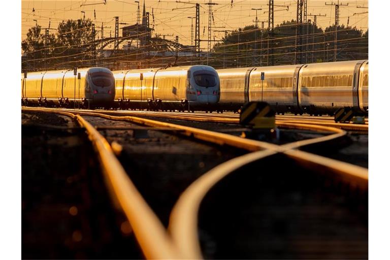 2018 fuhren trotz Zugausfällen und Verspätungen rund 148 Millionen Reisende mit Fernverkehrszügen, so viele wie nie. Dennoch machten sinkende Gewinne und steigende Schulden Investitionen schwieriger. Foto: Christoph Schmidt