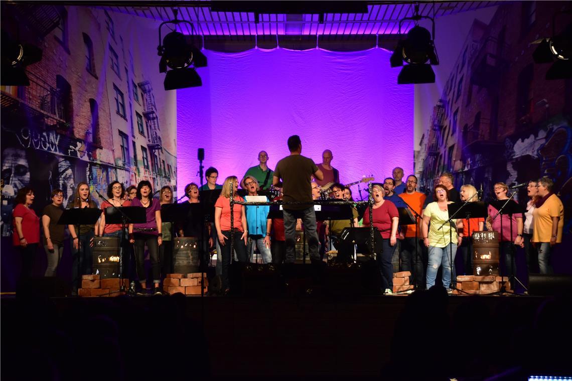 Liederkranz Allmersbach im Tal feiert 100-Jahr-Jubiläum 2018 performt der Popchor High Fidelity beim Jahreskonzert des Vereins rockige Nummern. Bilder aus San Francisco schmücken den Bühnenhintergrund. Fotos: Liederkranz Allmersbach im Tal