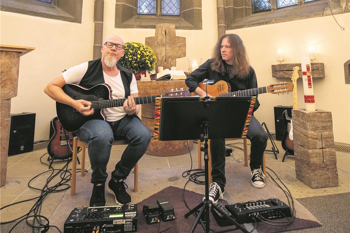 Metropolis Acoustic Duo: Gitarrenriffe wie Gewitterwolken 2019 gibt das Duo ein Benefizkonzert im Backnanger Totenkirchle. Archivfoto: Alexander Becher