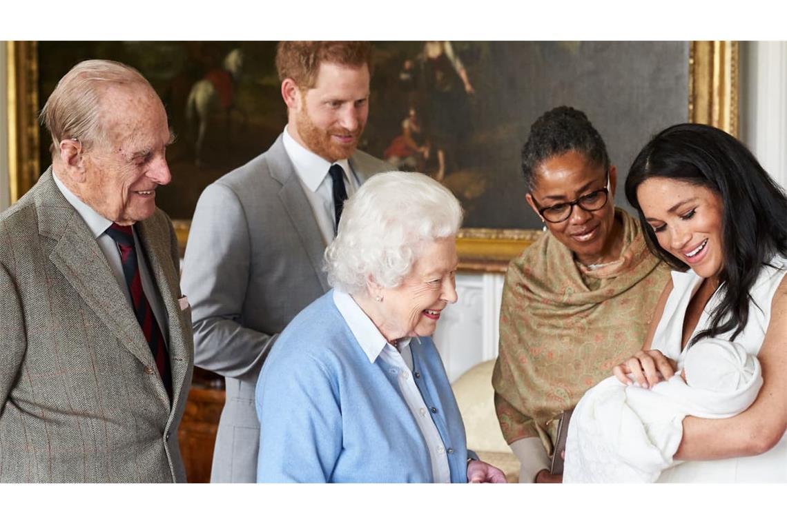 2019: Herzogin Meghan (r) zeigt zusammen mit Prinz Harry (2.v.l) ihren Sohn Archie Harrison Mountbatten-Windsor Königin Elizabeth II. (M), dem Herzog von Edinburgh (l) und ihrer Mutter, Doria Ragland (2.v.r).