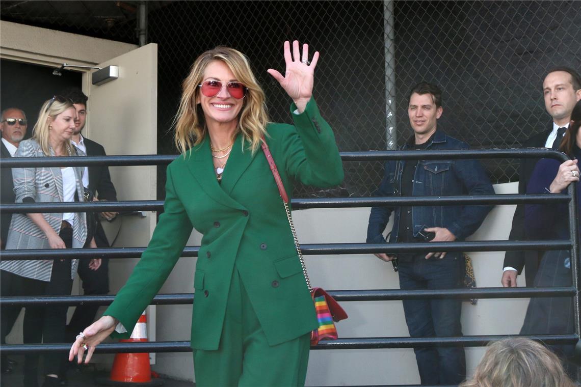Neuer Film mit Julia Roberts: So hat sich die Hollywood-Ikone verändert 2019: Julia Roberts ehrt Schauspiel-Kollegin Rita Wilson auf dem "Hollywood Walk of Fame". Einen eigenen Stern hat Julia Roberts übrigens bislang nicht. Berichten zufolge hat sie den Stern bereits mehrmals abgelehnt.