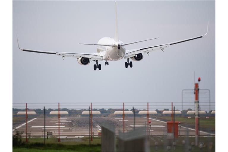 2020 hat es mit 1,46 Millionen Flugbewegungen den niedrigsten Wert seit der deutschen Wiedervereinigung gegeben. Foto: Julian Stratenschulte/dpa