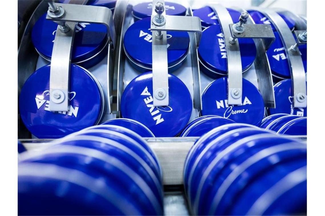 Beiersdorf verliert 2020 gut acht Prozent Umsatz 2020 lag der Umsatz von Beiersdorf mit 7,025 Milliarden Euro um 8,2 Prozent unter Vorjahresniveau. Foto: Christian Charisius/dpa