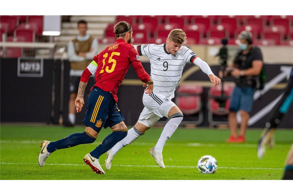 Das DFB-Team in Stuttgart – zehn Highlights der Fußball-Geschichte 2020 muss aufgrund der COVID-19-Pandemie eine monatelange Länderspielpause eingelegt werden. Anfang September ist es dann endlich wieder soweit: Deutschland trifft in Stuttgart auf Spanien – ein Nations-League-Spiel vor leeren Rängen. Der Ex-Stuttgarter Timo Werner (rechts) bringt die DFB-Elf zunächst in Front. In der letzten Spielminute gelingt „La Furia Roja“ jedoch der Ausgleichstreffer.