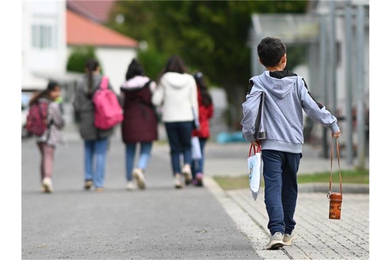 2021 nahmen die Behörden rund 190.800 Asylanträge entgegen. Foto: Swen Pförtner/dpa