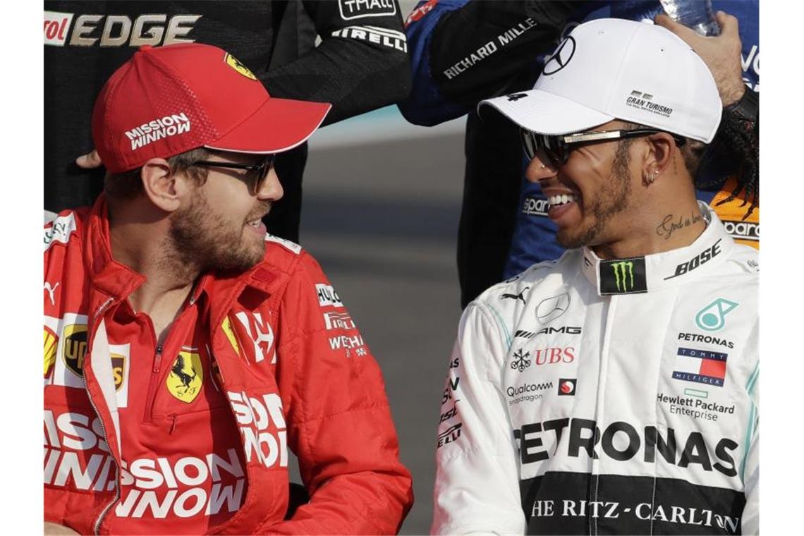 Mercedes flirtet mit Vettel: Silberpfeil-Duo mit Hamilton? 2021 Teamkollegen?: Sebastian Vettel (l) und Lewis Hamilton. Foto: Luca Bruno/AP/dpa