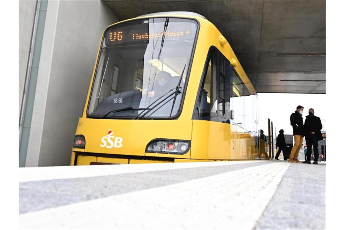 Fahrgäste im Nahverkehr müssen vielerorts mehr bezahlen 2021 waren Fahrkarten durchschnittlich rund 1,5 Prozent teurer geworden. Foto: Bernd Weißbrod/dpa