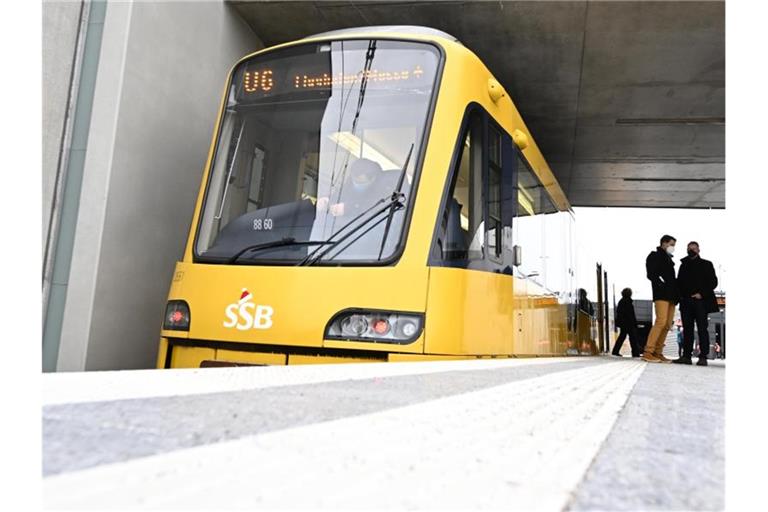 2021 waren Fahrkarten durchschnittlich rund 1,5 Prozent teurer geworden. Foto: Bernd Weißbrod/dpa