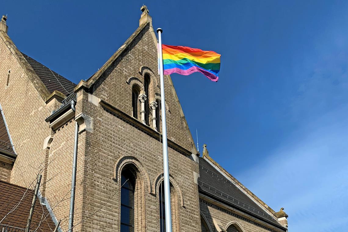 2021 wehte vor der St.-Johannes-Kirche in der Backnanger Bahnhofstraße die Regenbogenflagge, aus Protest gegen das Segnungsverbot für queere Liebespaare. Foto: privat