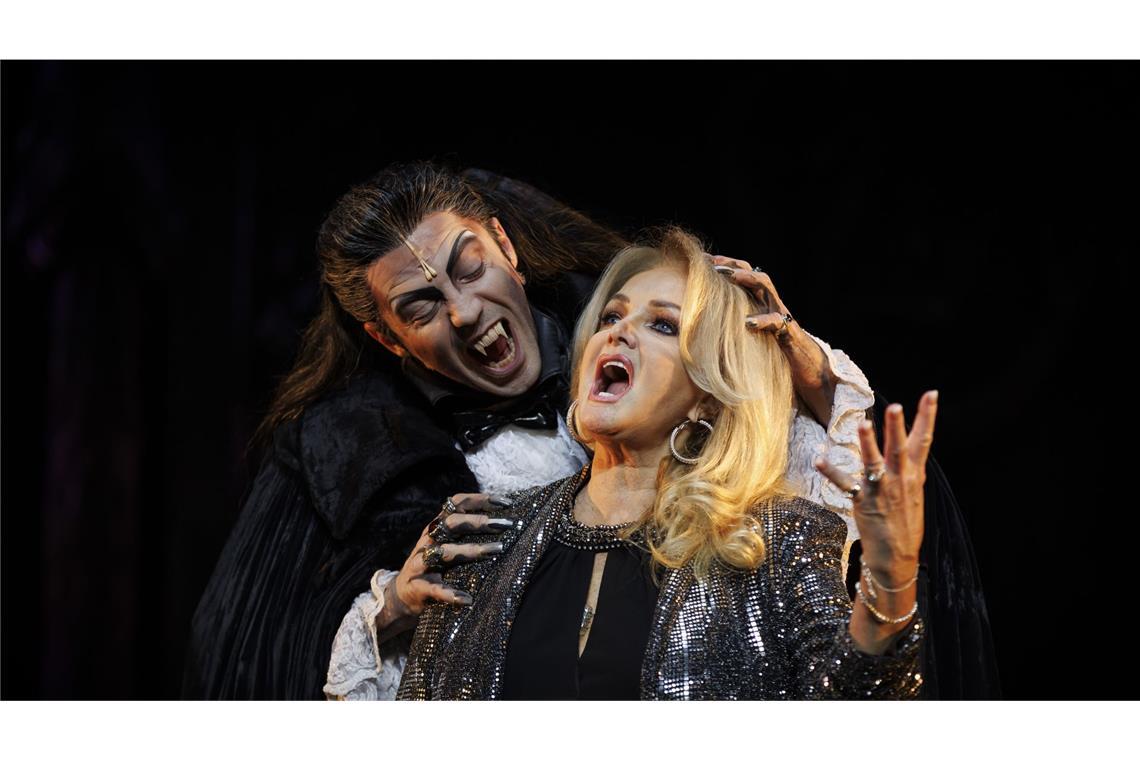 2022: Filippo Strocchi als Graf von Krolock beißt Stargast Bonnie Tyler