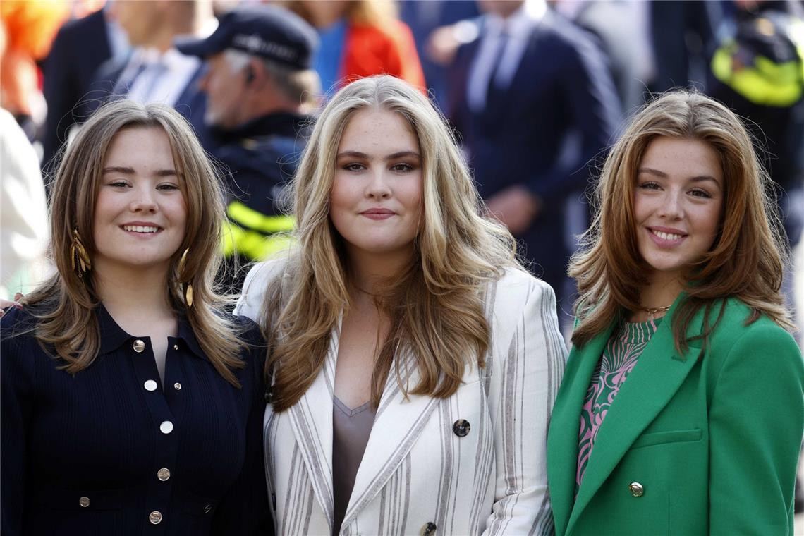 2022: Prinzessinnen Alexia (r) der Niederlande steht für ein Foto mit ihren Schwestern Ariane und Amalia uam Königstag in Maastricht. Die Niederländer feiern den Königstag nach zwei Jahren Corona-Pause.