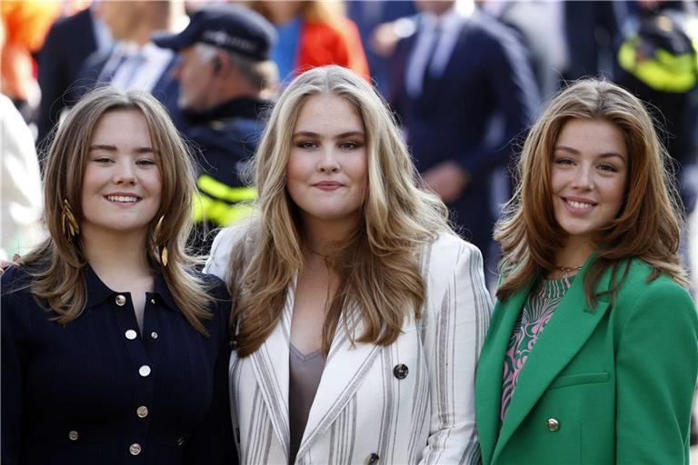 2022: Prinzessinnen Alexia (r) der Niederlande steht für ein Foto mit ihren Schwestern Ariane und Amalia uam Königstag in Maastricht. Die Niederländer feiern den Königstag nach zwei Jahren Corona-Pause.