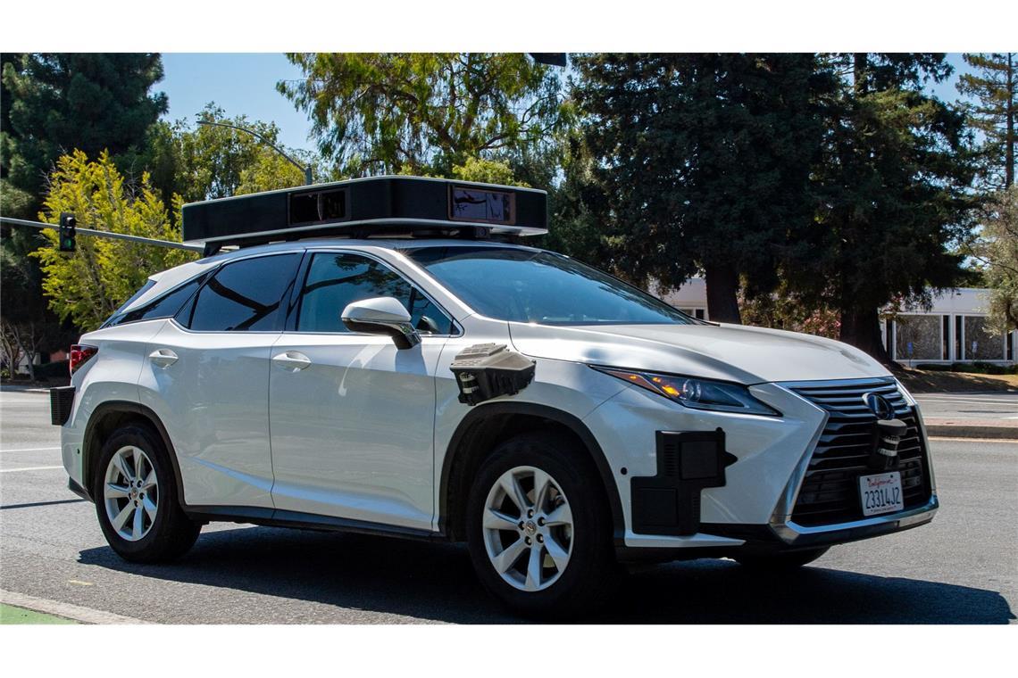 2023: Apple stellt das Projekt Titan ein, mit dem eigentlich ein Apple Car entwickelt werden sollte.